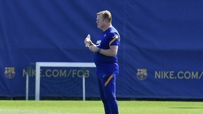 Pelatih Barcelona Ronald Koeman memimpin latihan di Joan Gamper pada 21 Mei 2021. [AFP]