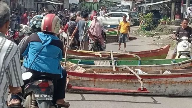 Nelayan di Gunungsitoli Blokir Jalan dengan Perahu, Begini Ceritanya