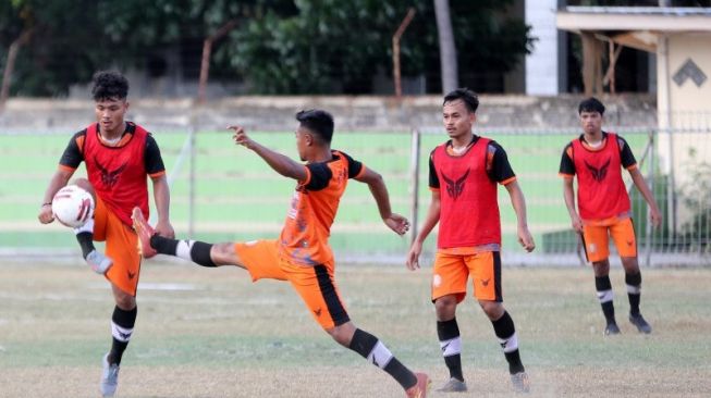 Pemain sepak bola Persiraja mengikuti latihan perdana, di Stadion H Dimurthala Banda Aceh, Aceh, Selasa (25/5/2021). ANTARA FOTO / Irwansyah Putra/hp. (ANTARA FOTO/IRWANSYAH PUTRA)