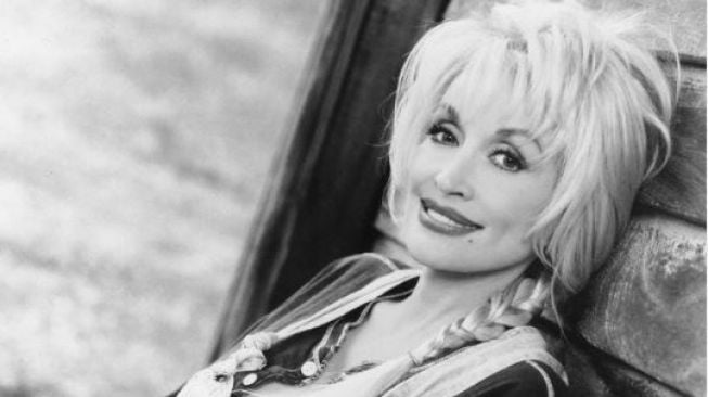 Penyanyi Dolly Parton Pilih Pakai Makeup saat Mau Tidur, Gegara Takut Ini