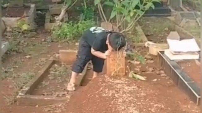 Viral video anak bangunkan anak di dalam kubur. (Dok. TikTok)