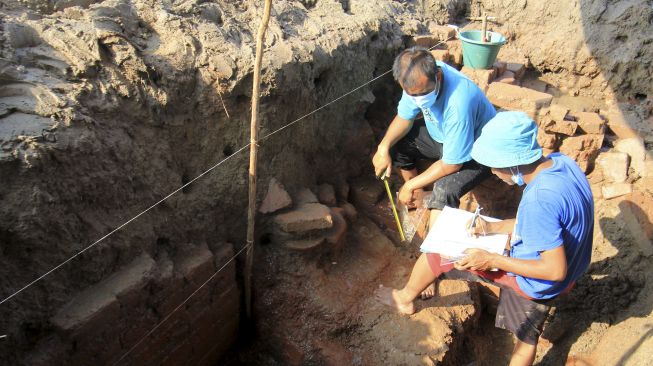 Tim arkeolog dari Balai Pelestarian Cagar Budaya (BPCB) Banten melakukan identifikasi temuan situs kuno yang diduga bangunan candi di desa Sambimaya, Indramayu, Jawa Barat, Jumat (4/6/2021). [ANTARA FOTO/Dedhez Anggara]