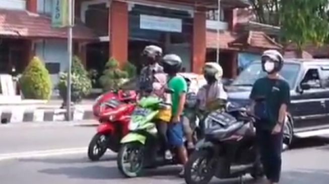 Aksi pemotor berdiri saat menunggu lampu merah,kemudian menyanyikan lagu Garuda Pancasila (Instagram)