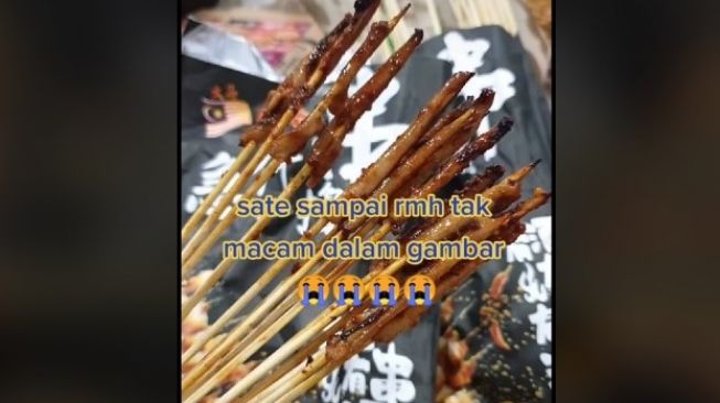 Kemasan sate bikin meyesal. (TikTok)