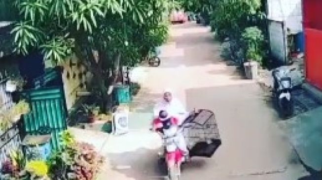 Viral Emak-emak Bawa Anak Diduga Curi Burung di Cibitung, Warganet: Miris Banget