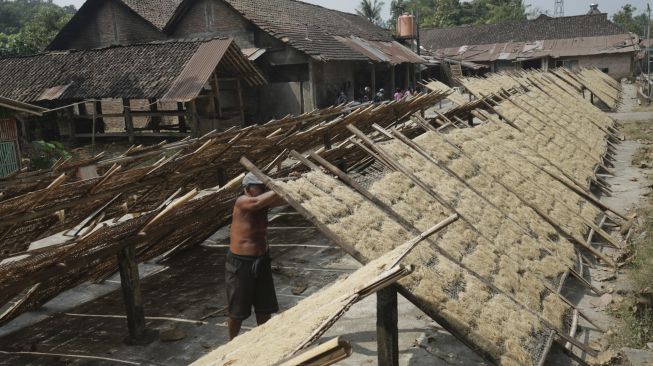 Pekerja menjemur mie saat produksi mie berbahan baku tepung tapioka di pabrik mie lethek cap Garuda, Bendo, Srandakan, Bantul, D I Yogyakarta, Jumat (4/6/2021). [ANTARA FOTO/Andreas Fitri Atmoko]