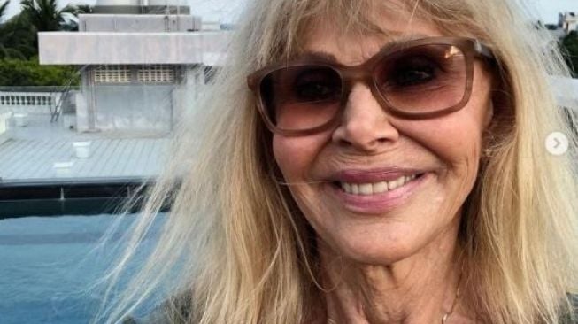 Mantan Bond Girl Britt Ekland yang Menyesal Pernah Suntik Filler (instagram.com/brittekland)