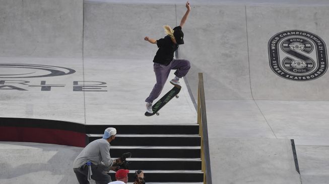 Pemain skateboard asal Jepang, Aori Nishimura berlaga saat Kejuaraan Dunia Skateboard Jalanan di Foro Italico, Roma, pada (3/6/2021). [Tiziana FABI / AFP]