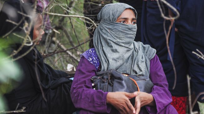 Seorang imigran etnis Rohingya berada di kawasan pantai Kuala Simpang Ulim, Simpang Ulim, Aceh Timur, Aceh, Jumat (4/6/2021). [ANTARA FOTO/Hayaturrahmah]