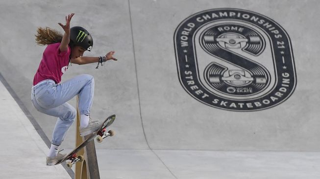 Pemain skateboard asal Brasil, Rayssa Leal berlaga saat Kejuaraan Dunia Skateboard Jalanan di Foro Italico, Roma, pada (3/6/2021). [Tiziana FABI / AFP]