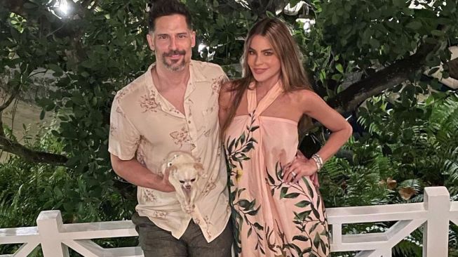 Sofia Vergara bersama suami, Joe Manganiello dan seekor anjing peliharaannya, Bubbles. [Instagram]