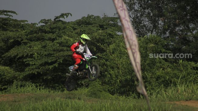 Pengunjung mengendarai motor motocross di Pesona Wanajaya, Cibitung, Kabupaten Bekasi, Jawa Barat, Sabtu (5/6/2021). [Suara.com/Dian Latifah]