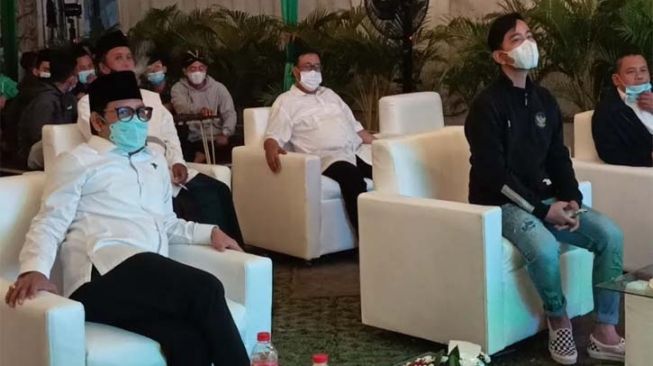 Ketua Umum DPP PKB, Abdul Muhaimin Iskandar (kiri) bersama Wali Kota Solo, Gibran Rakabuming Raka (kanan) di Saudagar Coffee and Resto Laweyan, Solo, Jumat (4/6/2021) malam. [Solopos-Kurniawan]