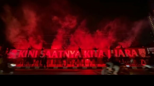 Persis Solo Jor-joran, Suporter Nyalakan Flare dan Bentangkan Spanduk 'Kini Saatnya Juara'