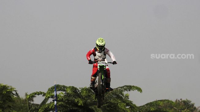 Pengunjung mengendarai motor motocross di Pesona Wanajaya, Cibitung, Kabupaten Bekasi, Jawa Barat, Sabtu (5/6/2021). [Suara.com/Dian Latifah]