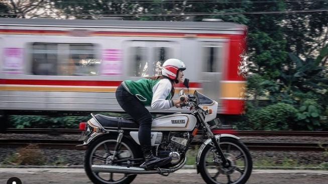 Nabila Putri 'balapan' dengan kereta api (Instagram)