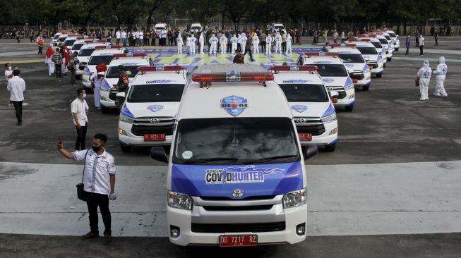 Petugas berswafoto di dekat mobil khusus Satgas Pemburu COVID-19 (Covid Hunter) di Lapangan Karebosi Makassar, Sulawesi Selatan, Jumat (4/6/2021). [ANTARA FOTO/Arnas Padda]