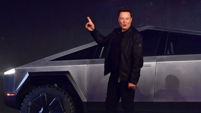 Pendiri dan CEO Tesla Elon Musk saat memperkenalkan Tesla Cybertruck bertenaga baterai dalam launching di Tesla Design Center di Hawthorne, California, Amerika Serikat beberapa tahun lalu [AFP/Frederic J. Brown].