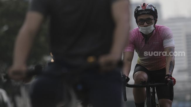 Pesepeda melintasi jalur khusus sepeda di Jalan Jenderal Sudirman, Jakarta, Sabtu (5/6/2021). [Suara.com/Angga Budhiyanto]