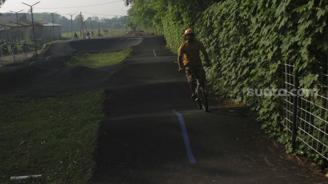 Warga bersepeda di Pesona Wanajaya, Cibitung, Kabupaten Bekasi, Jawa Barat, Sabtu (5/6/2021). [Suara.com/Dian Latifah]