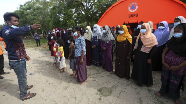 Pengungsi etnis Rohingya berada di Pulau Idaman, pesisir Pantai Kuala Simpang Ulim, Aceh Timur, Aceh, Sabtu (5/6/2021). [ANTARA FOTO/Irwansyah Putra]