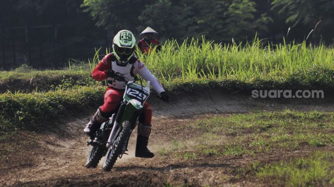 Pengunjung mengendarai motor motocross di Pesona Wanajaya, Cibitung, Kabupaten Bekasi, Jawa Barat, Sabtu (5/6/2021). [Suara.com/Dian Latifah]