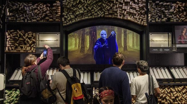 Orang-orang berbelanja di dalam toko Harry Potter terbesar di dunia di Kota New York, Amerika Seikat, pada (3/6/2021). [Angela Weiss / AFP]