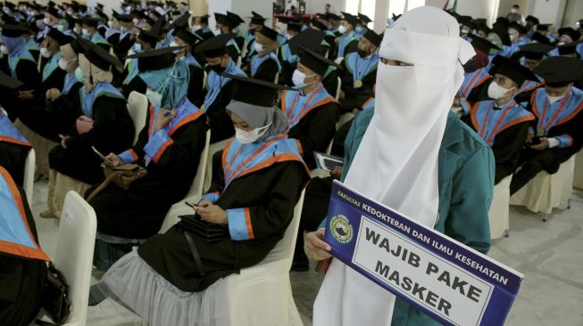 Sejumlah wisudawan Universitas Islam Makassar (UIM) mengikuti wisuda tatap muka di kampus UIM, Makassar, Sulawesi Selatan, Sabtu (5/6/2021). [ANTARA FOTO/Arnas Padda]