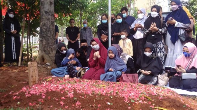 Ria Ricis bersama Oki Setiana Dewi dan keluarga menghadiri makam sang ayah di Ponpes Daarul Quran, Tangerang, Banten, Sabtu (5/6/2021)