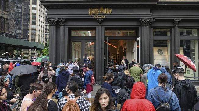 Sejumlah orang mengantre untuk memasuki toko Harry Potter terbesar di dunia di Kota New York, Amerika Seikat, pada (3/6/2021). [Angela Weiss / AFP]