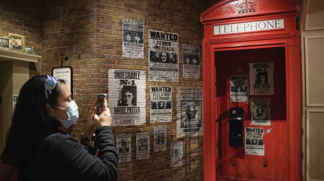 Seorang pengunjung mengambil gambar suasana di toko Harry Potter terbesar di dunia di Kota New York, Amerika Seikat, pada (3/6/2021). [Angela Weiss / AFP]