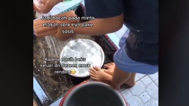 Curhat ibu anak minta dimasakin sosis. (TikTok)