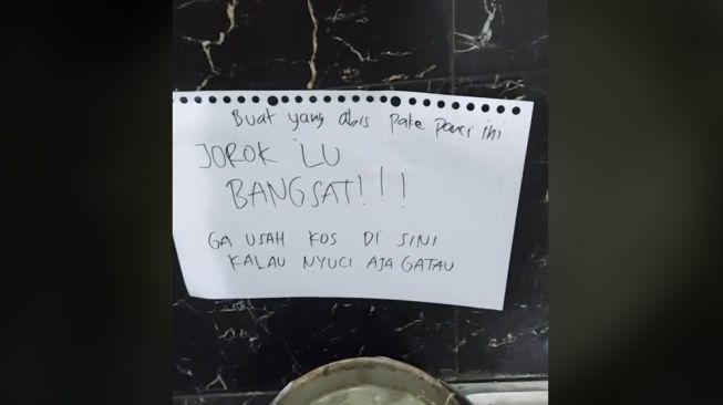 Dapur Kos Kotor Ditinggal Cuti, Pria Tempel Tulisan Menohok Bikin Pelaku Kikuk (TikTok/Hilmykh)