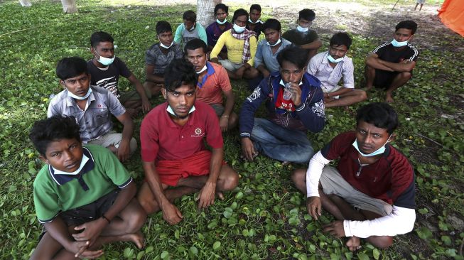 Pengungsi etnis Rohingya berada di Pulau Idaman, pesisir Pantai Kuala Simpang Ulim, Aceh Timur, Aceh, Sabtu (5/6/2021). [ANTARA FOTO/Irwansyah Putra]