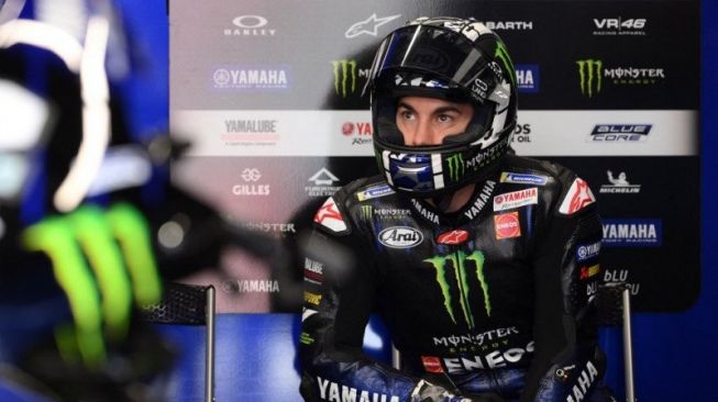 Pebalap tim Monster Energy Yamaha Maverick Vinales berada di garasi ketika sesi latihan bebas kedua Grand Prix Catalunya di Sirkuit Barcelona-Catalunya. (4/6/2021) [AFP/Lluis Gene]