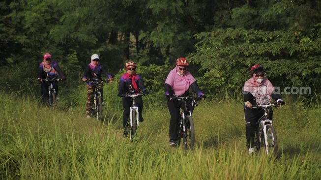 Warga bersepeda di Pesona Wanajaya, Cibitung, Kabupaten Bekasi, Jawa Barat, Sabtu (5/6/2021). [Suara.com/Dian Latifah]