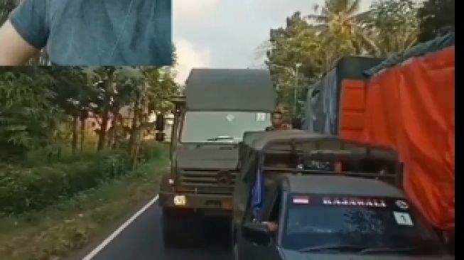 Kronologi Lengkap Truk Tak Mau Ngalah Saat Konvoi TNI Lewat, Begini Endingnya