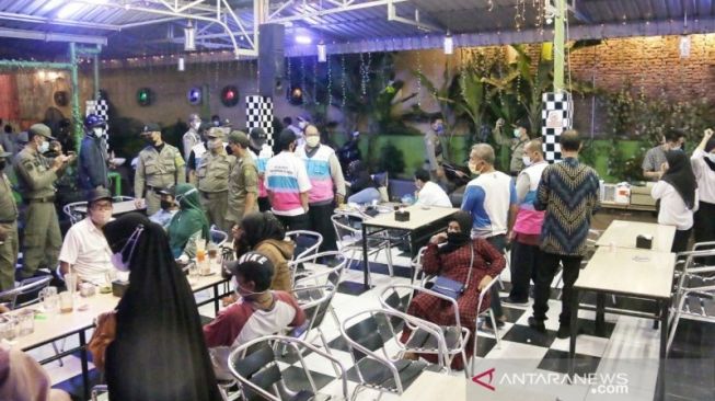 Masih Ngopi hingga Larut Malam, Pengunjung Kafe di Medan Dibubarkan