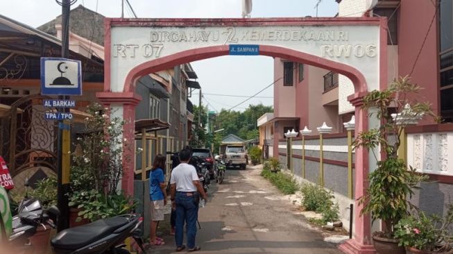 Sebanyak 3 RT di Kelapa Dua Tangerang lockdown karena puluhan warganya positif COVID-19. (Suara.com/Jehan Nurhakim)