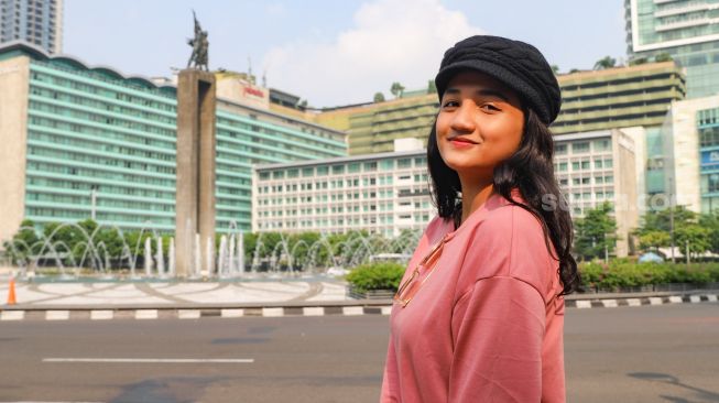 Juara Bintang Suara Aurelya Ratamchia Dewanda saat  berwisata di Kawasan Bundaran Hotel Indonesia (HI) di Jakarta Pusat, Minggu (6/5/2021). [Suara.com/Alfian Winanto]
