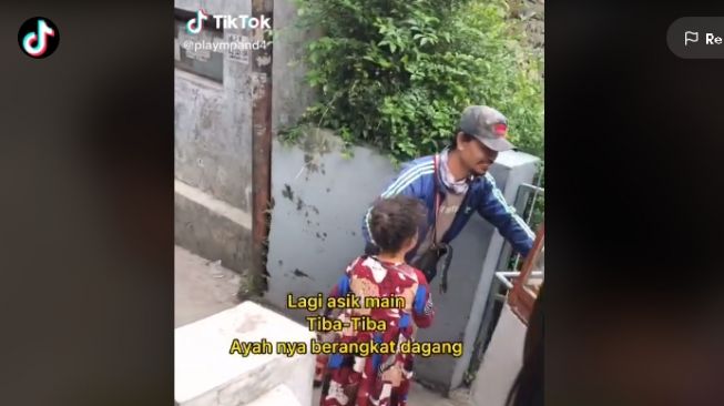 Lagi Asyik Main Ketemu Ayah Dagang Keliling, Aksi Dua Bocah Ini Bikin Baper