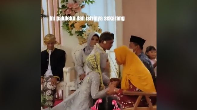 Acara pernikahan (tiktok.com/@putrikedua._)