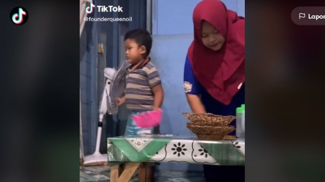 Aksi menggemaskan anak balita bantu ibunya jualan (tiktok.com/@founderqueenoil)