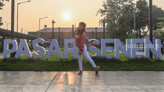 Juara Bintang Suara Aurelya Ratamchia Dewanda saat jalan - jalan di Stasiun Pasar Senen, Jakarta Pusat, Minggu (6/5/2021). [Suara.com/Alfian Winanto]