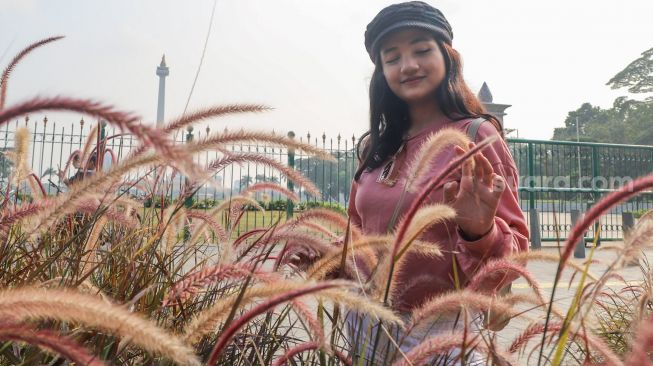 Juara Bintang Suara Aurelya Ratamchia Dewanda saat  sesi pemotretan di area Monumen Nasional (Monas) di Jakarta Pusat, Minggu (6/5/2021). [Suara.com/Alfian Winanto]