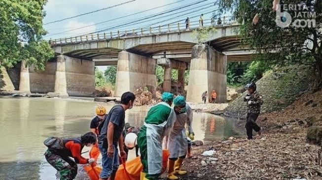 Geger Mayat Pria Bugil Bersimbah Darah di Tepi Kali, Ditemukan Warga saat Mancing