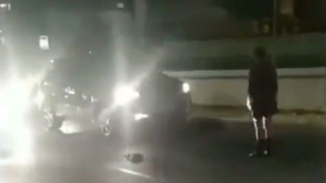 Headshot! Gadis Adang Mobil Sampai Bikin Macet, Ambruk Ditimpuk Kerucut Lalu Lintas