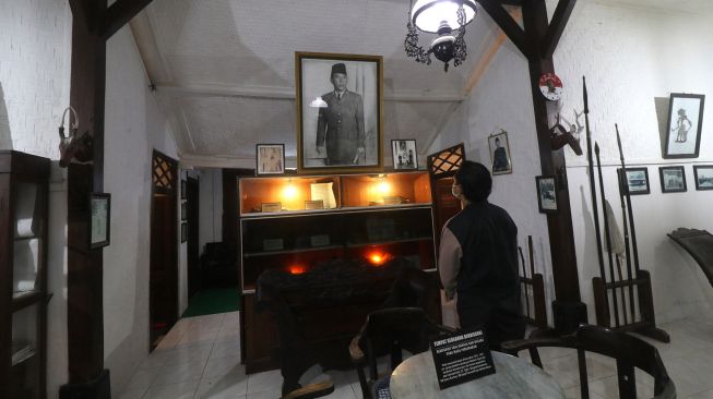 Pengunjung mengamati foto koleksi Ndalem Pojok Situs Persada Soekarno, Desa Pojok, Kediri, Jawa Timur, Sabtu (5/6/2021).  ANTARA FOTO/Prasetia Fauzani