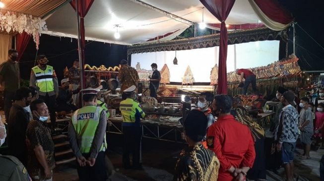 Bandel Gelar Acara hingga Malam, Hajatan di Rumah Kades Sidokepung Dibubarkan Polisi
