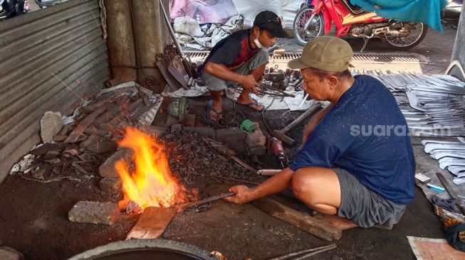 Dinas Pariwisata Sinjai Berdayakan Perempuan Pandai Besi di Desa Barania